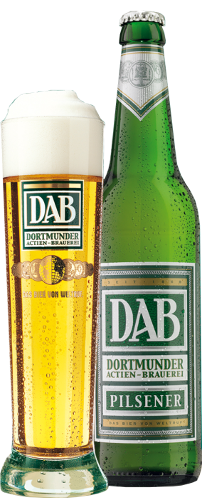 Eine kühle Bierflasche steht neben einem vollen Glas Bier mit Schaumkrone.