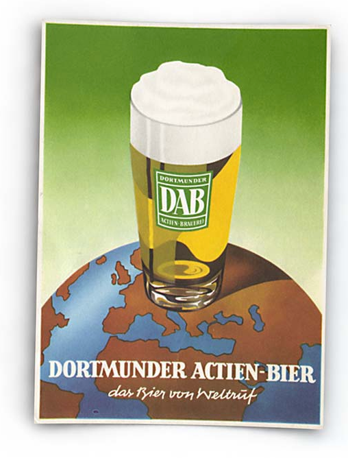 Ein Bierglas steht auf einer illustrierten Weltkarte, gefüllt mit hellem Bier und Schaumkrone.