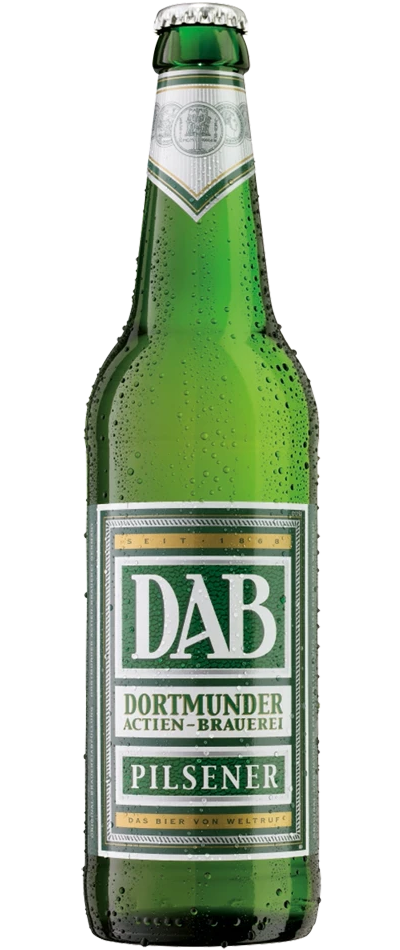 Grüne Flasche mit vielen Wassertropfen und einem grünen Etikett darauf.